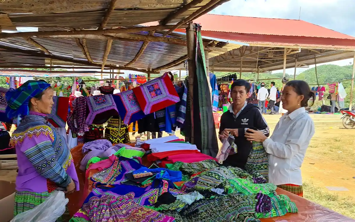 Chợ phiên Đăk R’măng