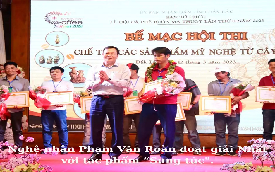 CHÚC MỪNG CÁC NGHỆ NHÂN ĐẮK NÔNG GIÀNH GIẢI THƯỞNG CAO NHẤT CỦA HỘI THI CHẾ TÁC CÁC SẢN PHẨM MỸ NGHỆ TỪ CÂY CÀ PHÊ.
