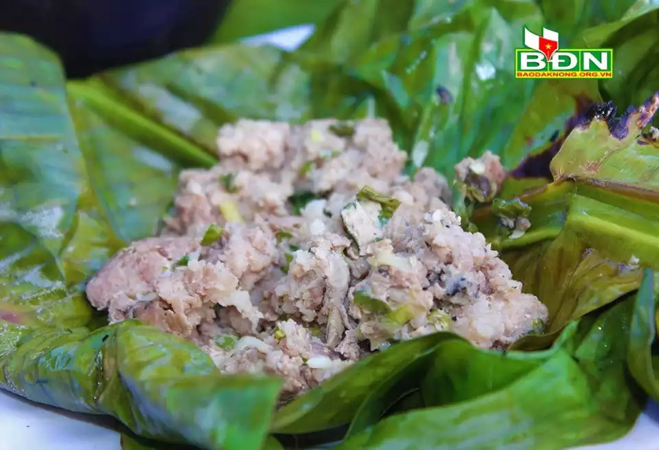 Món thịt băm gói lá chuối nướng của người Ê đê