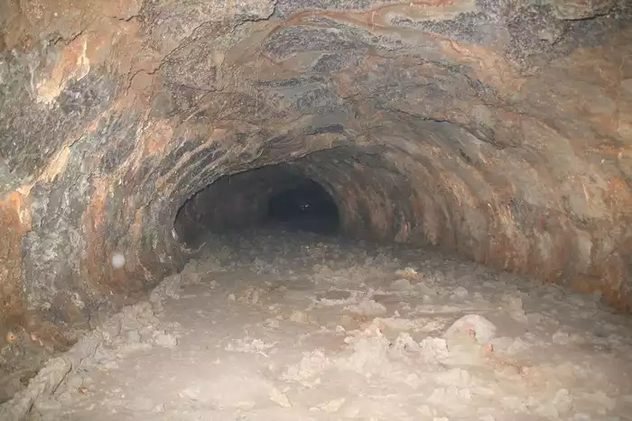 Hang núi lửa A1 (Hang Tổ Ong)